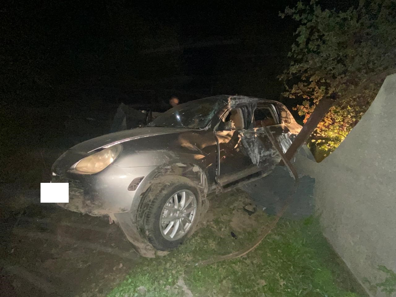 Водитель Porsche Cayenne врезался в забор дома и погиб в Новопавловске