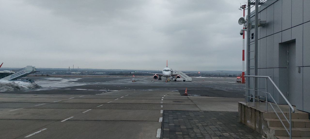В аэропорту Минвод ремонтируют взлетно-посадочную полосу