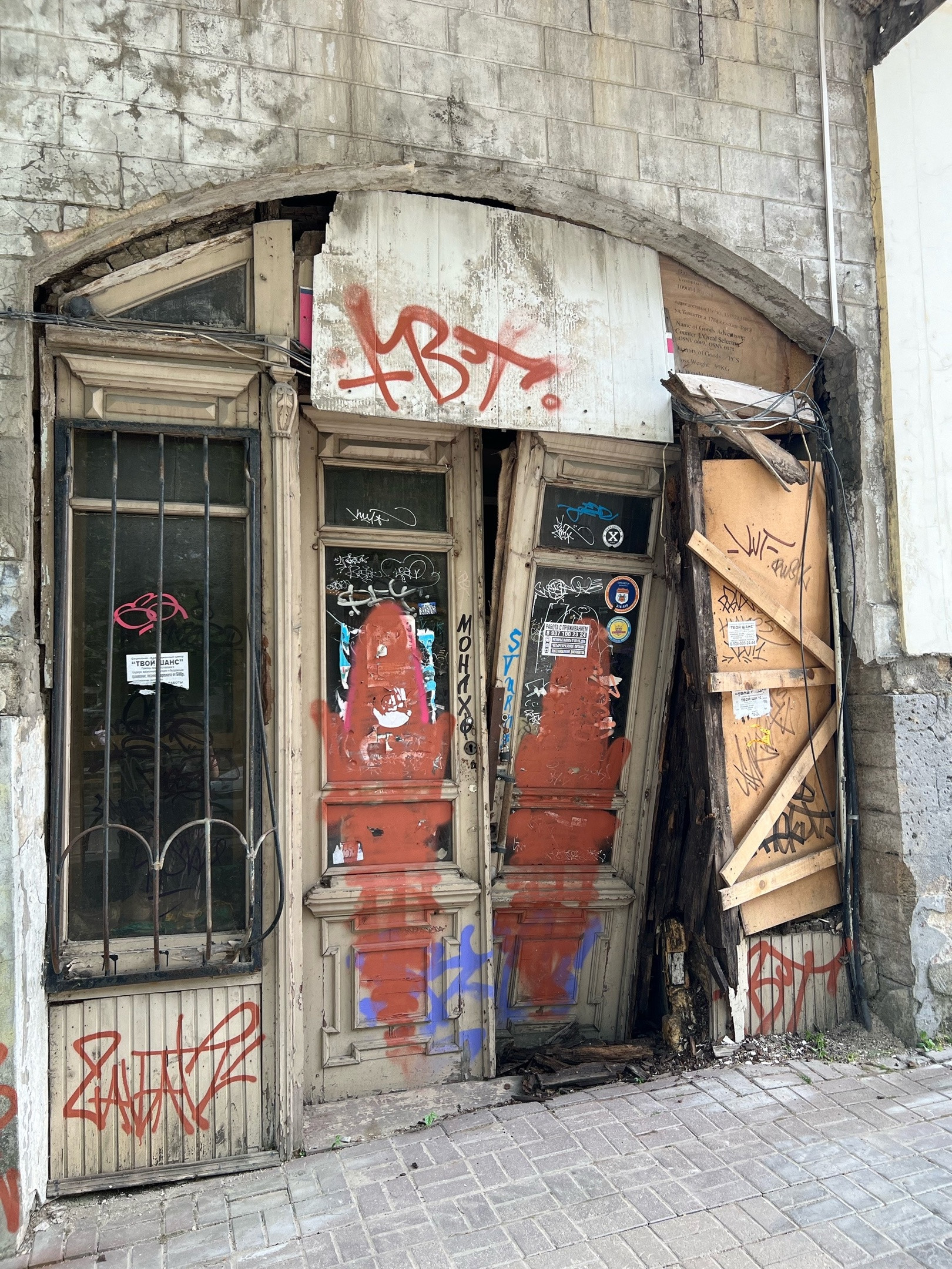 Вандалы разрушают дверь Азово-Донского банка в Ставрополе