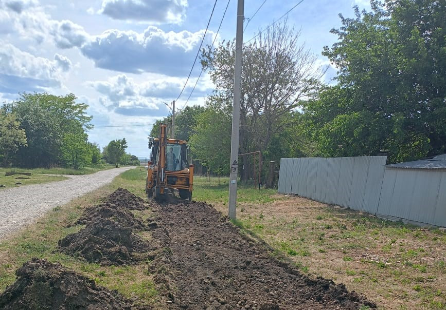 Три социально значимые дороги ремонтируют в селе Балахоновском на Ставрополье