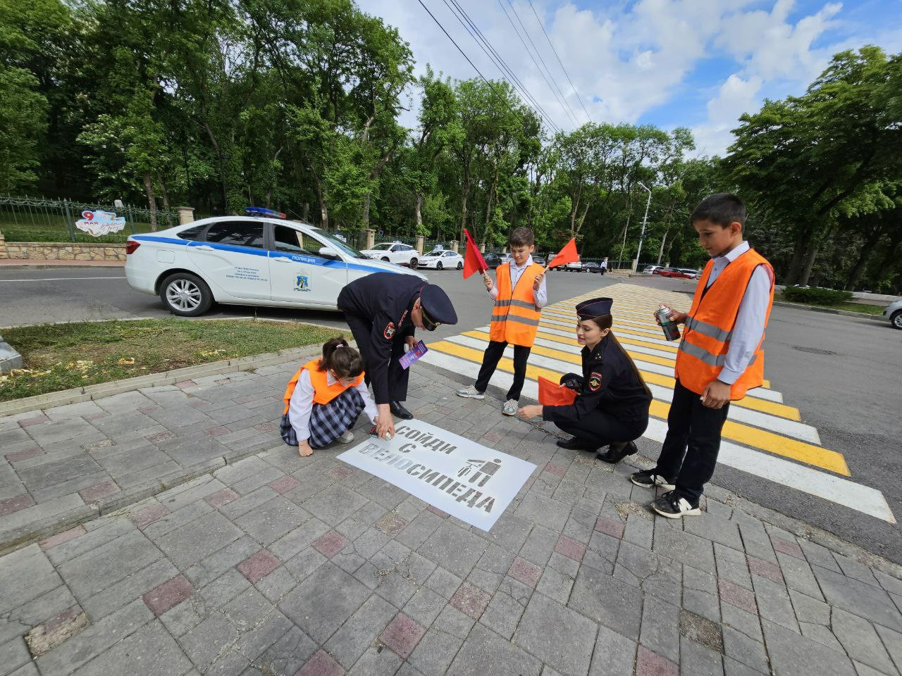 В Ессентуках обновляют дорожные шпаргалки вблизи пешеходных переходов