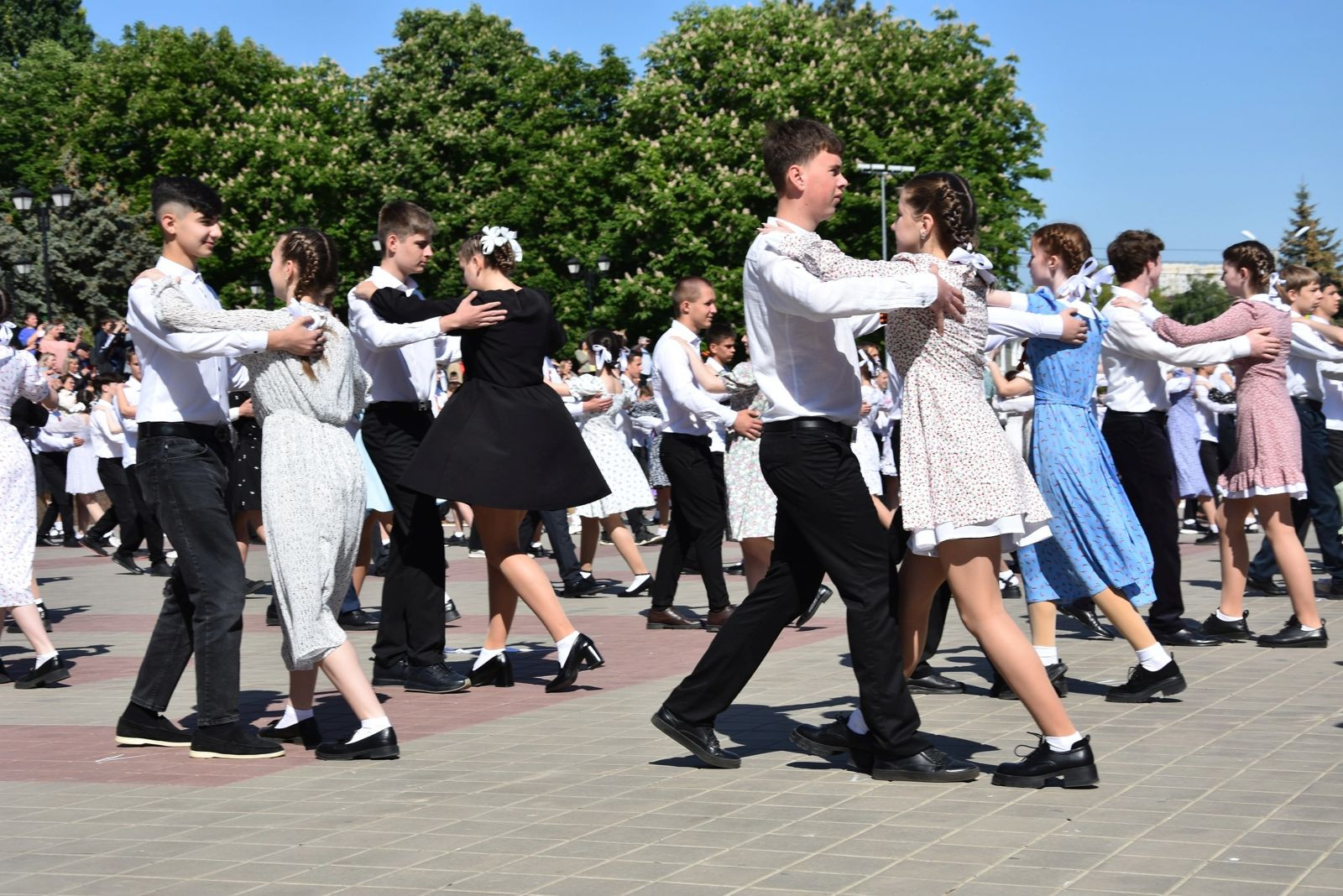 В Шпаковском округе школьники станцевали Вальс Победы