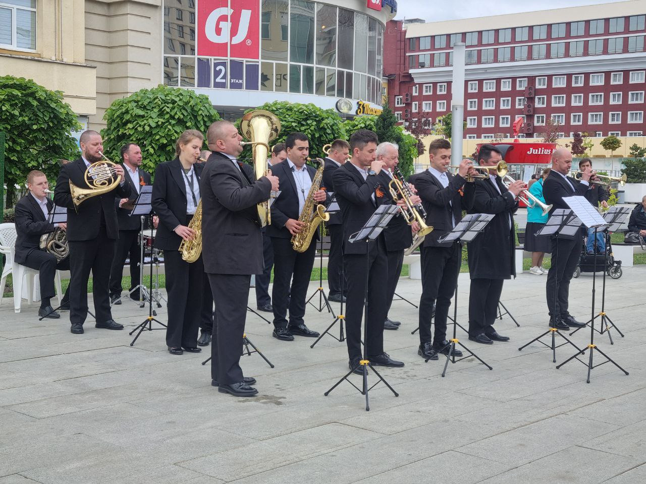 Духовой оркестр и караоке песен военных лет: на Александровской площади Ставрополя отмечают День Победы