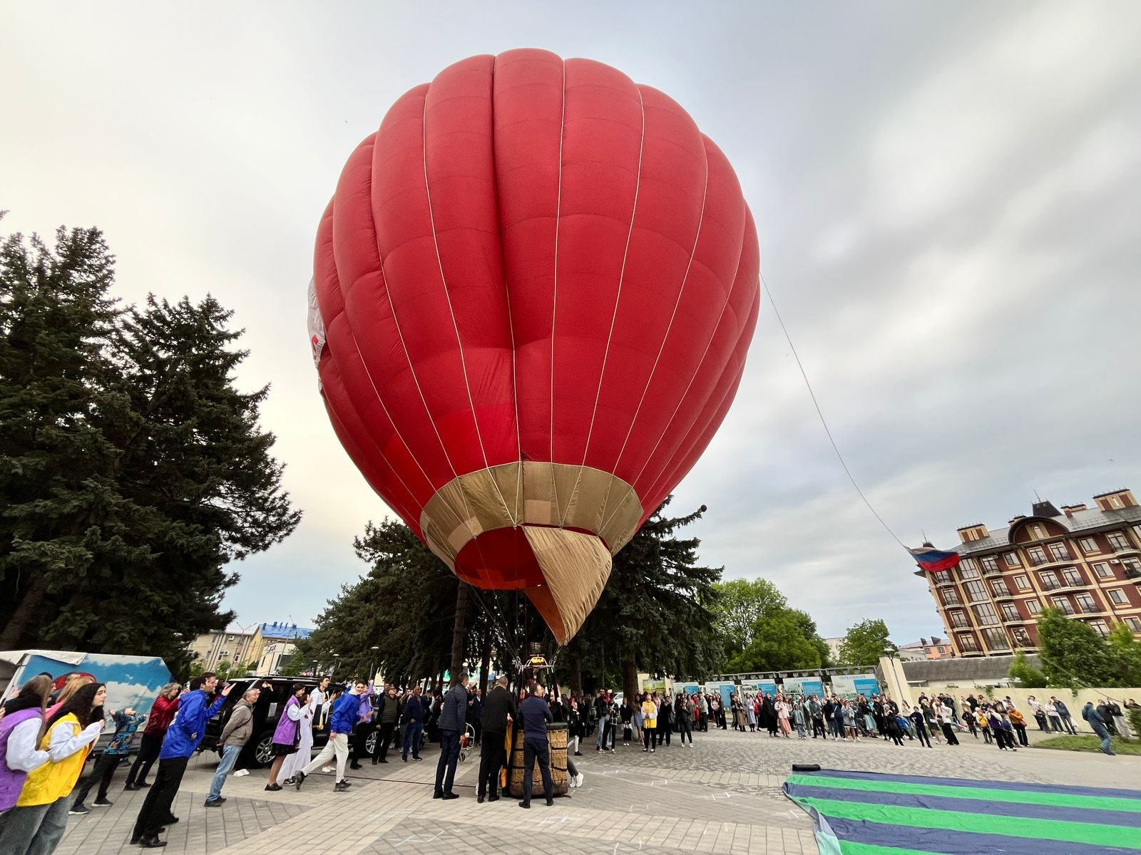 Воздушный шар с именами героев, павших во время ВОВ и СВО, запустили в Предгорном округе