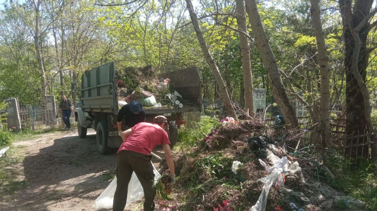 850 тонн мусора вывезли с кладбищ Ставрополя к религиозным праздникам