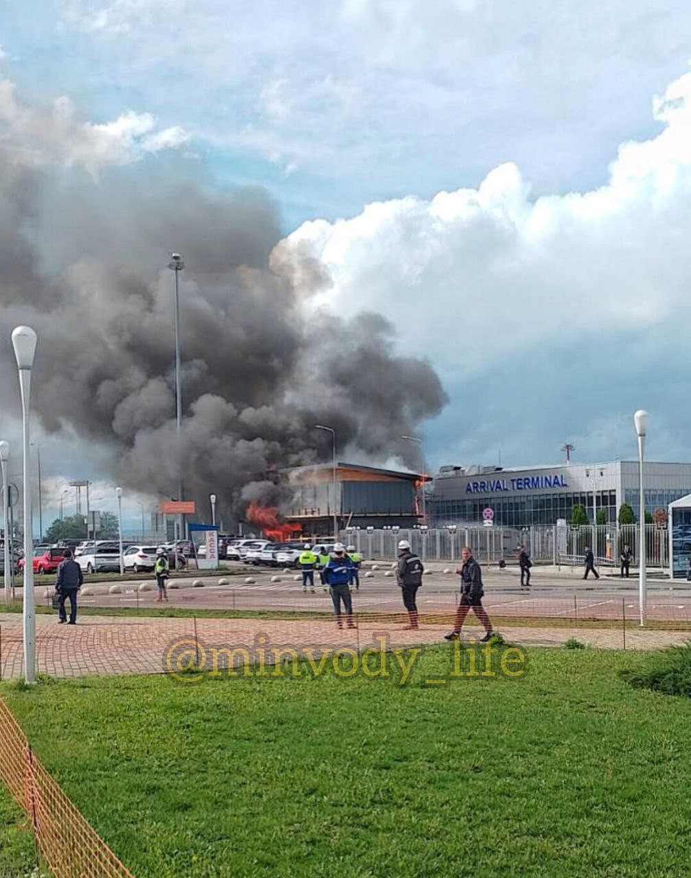 Возле аэропорта Минвод загорелась постройка