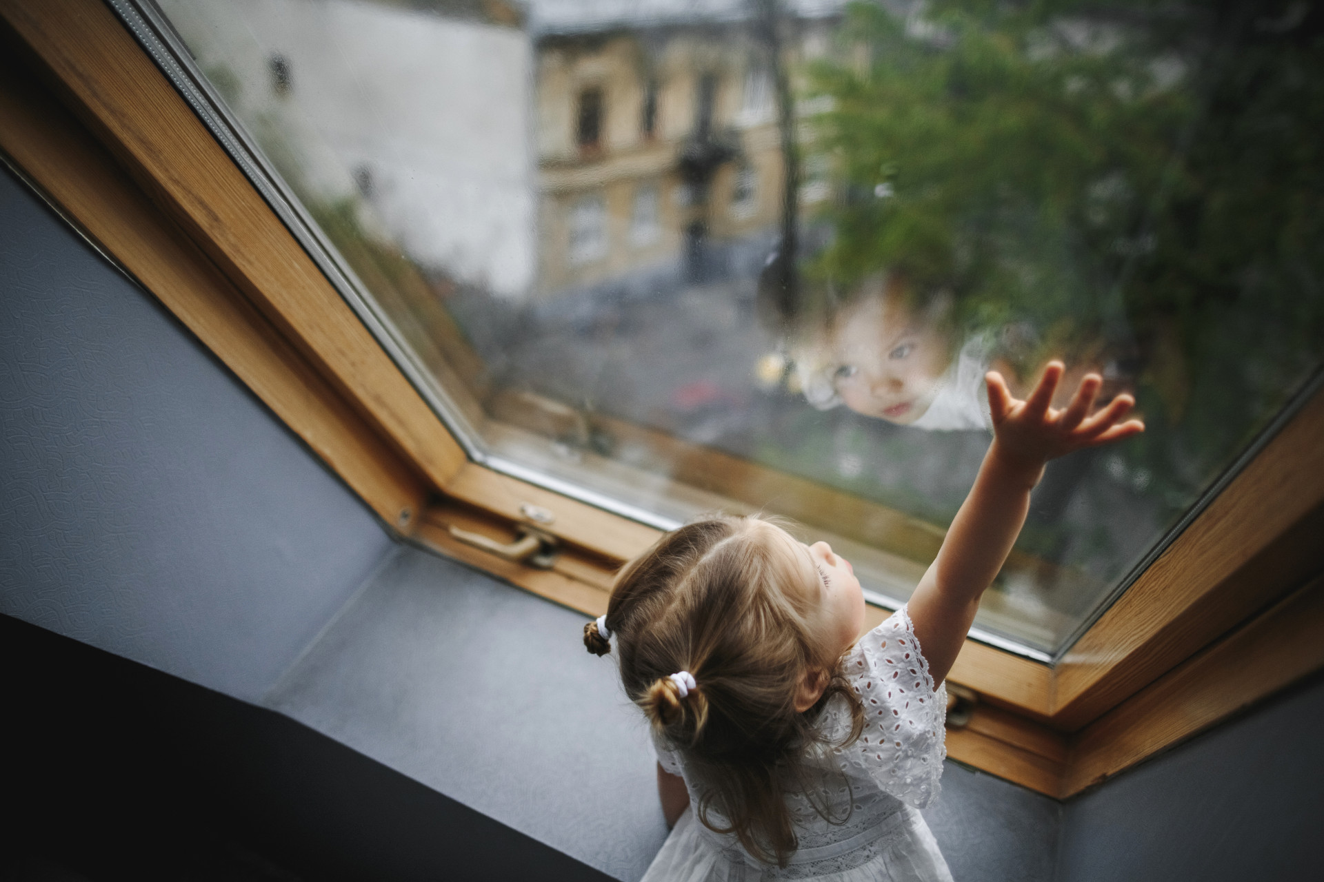 Ставропольским родителям напомнили, как обезопасить ребенка от падения из окна