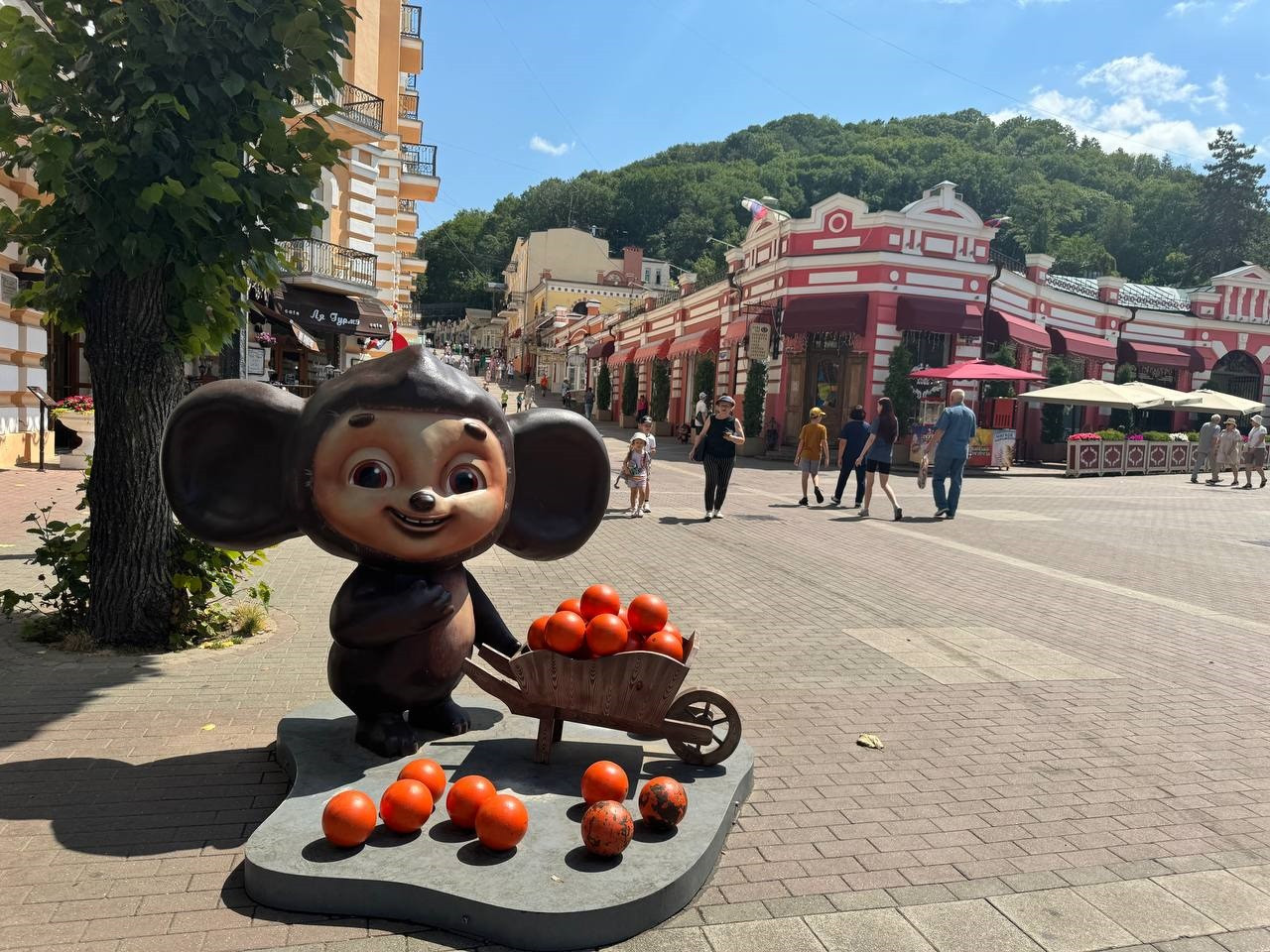 "Вы, случайно, не медвежонок?": путеводитель по местам съемок фильма "Чебурашка" в Кисловодске