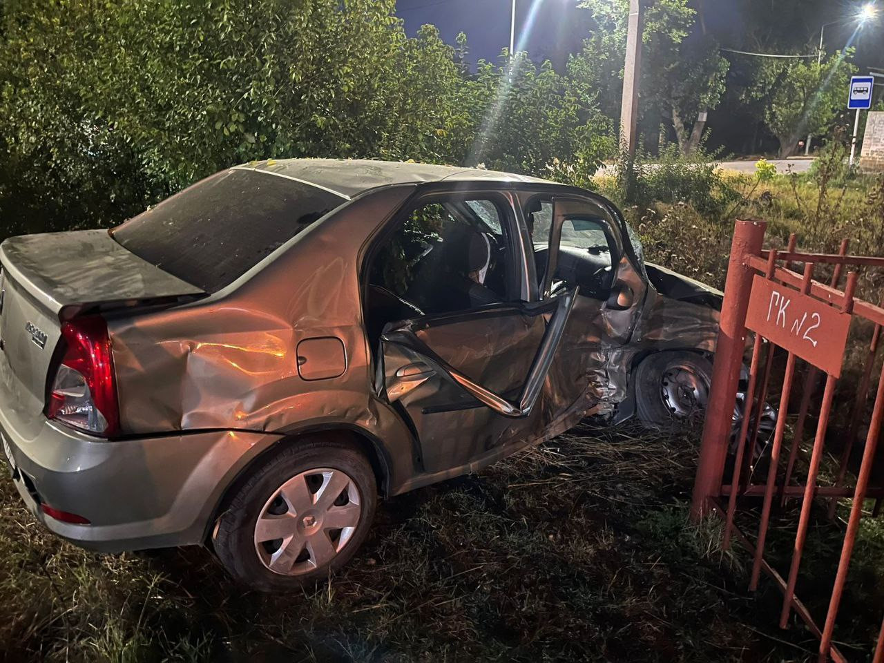 В Зеленокумске 4-летний непристегнутый ребенок и взрослый пострадали в аварии с минивэном