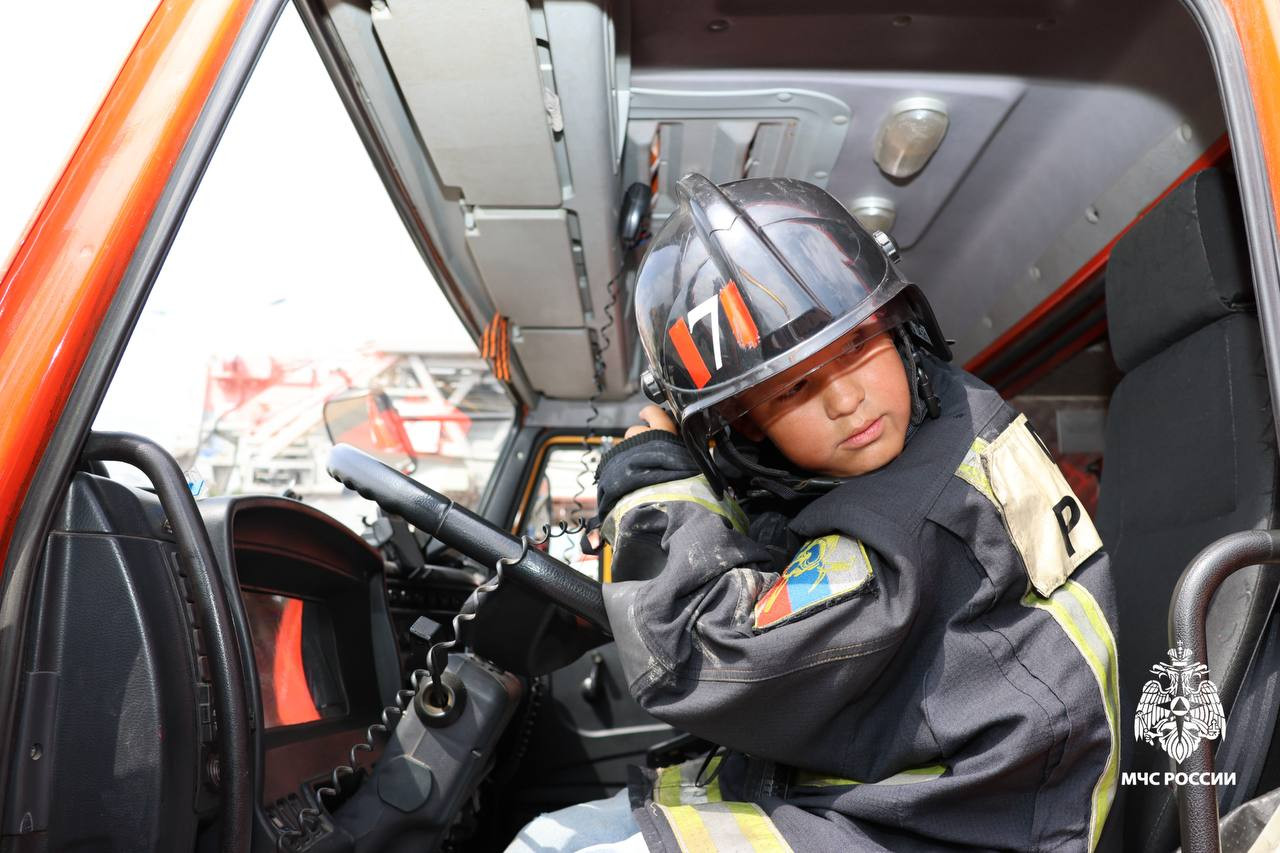 В Ставрополе отблагодарили мальчика, который принес пожарным воды во время возгорания