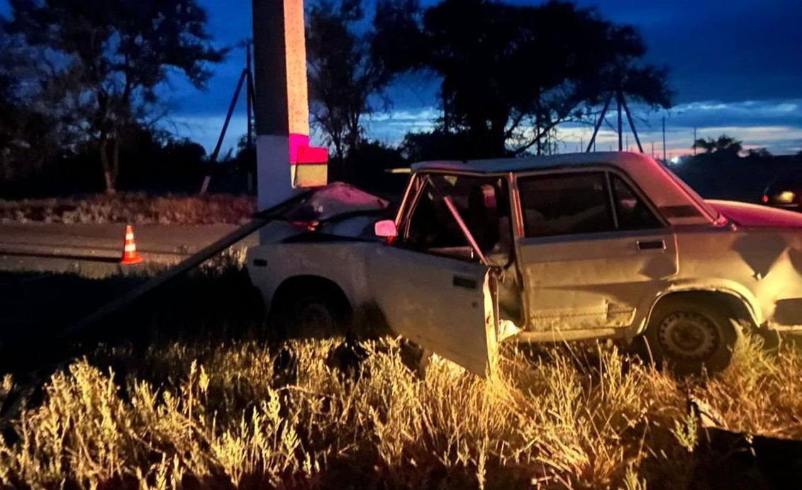 Водитель-бесправник на высокой скорости влетел в столб в Буденновском округе