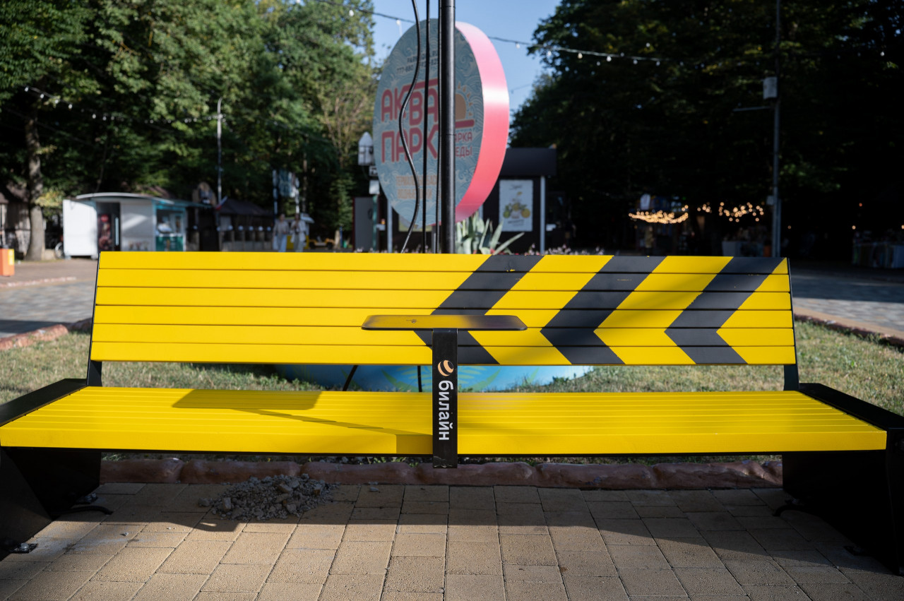 В Парке Победы установили новые лавочки с зарядками для телефонов В Парке Победы установили новые лавочки с зарядками для телефонов