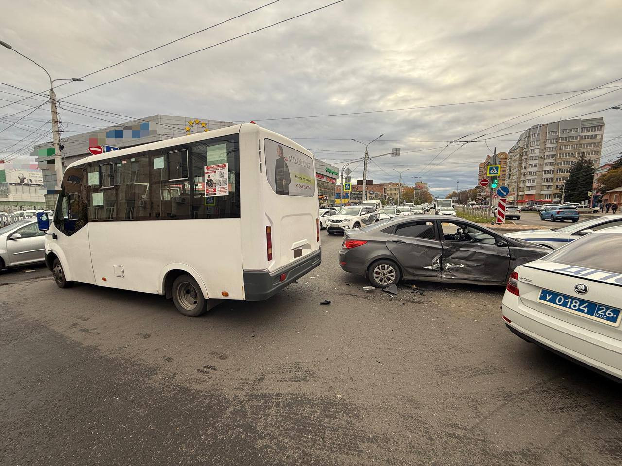 Иномарка и городская маршрутка столкнулись в Ставрополе Иномарка и городская маршрутка столкнулись в Ставрополе