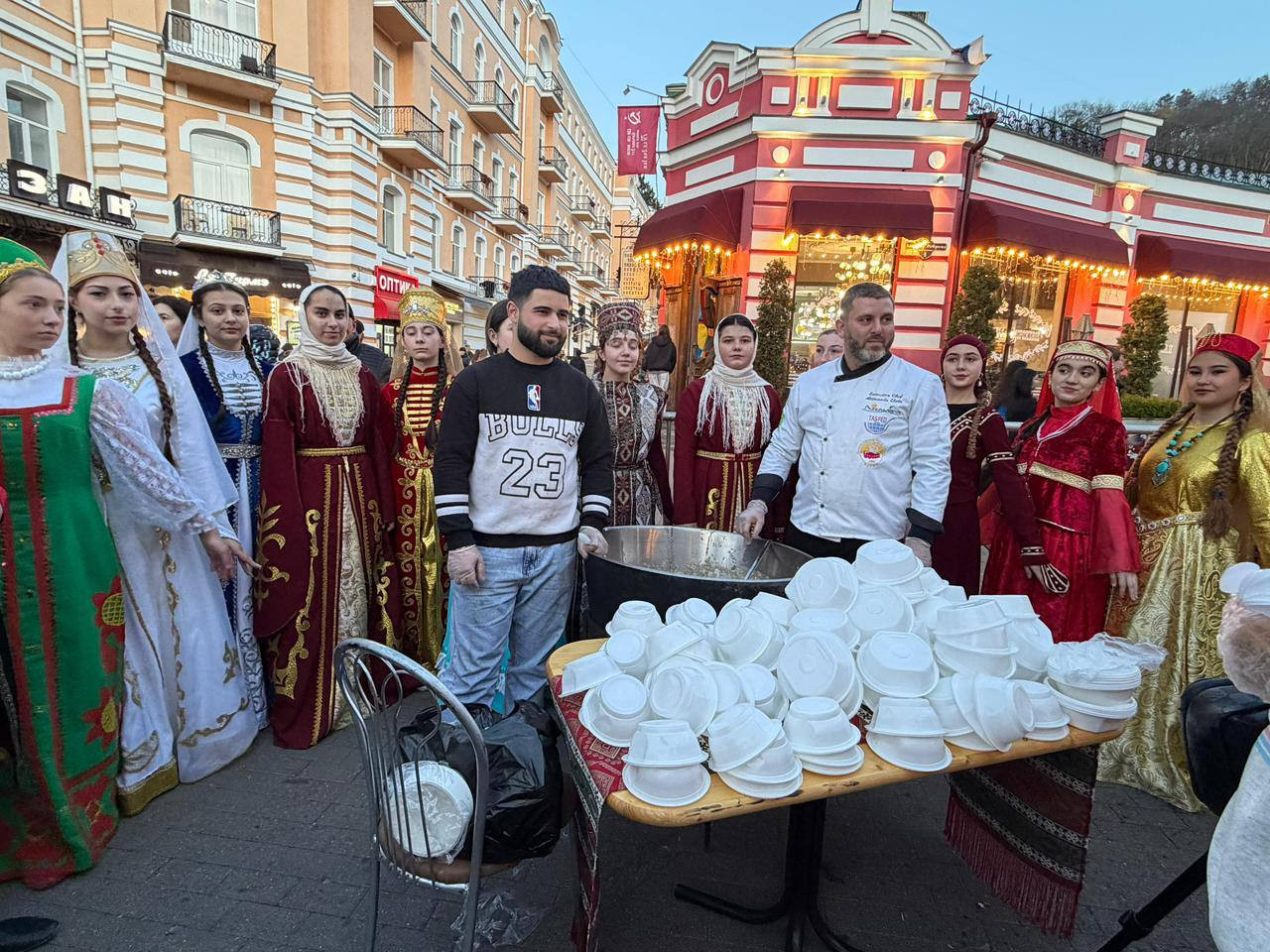 Более 5 тыс. порций народной каши раздали на Фестивале хлеба в Кисловодске Более 5 тыс. порций народной каши раздали на Фестивале хлеба в Кисловодске