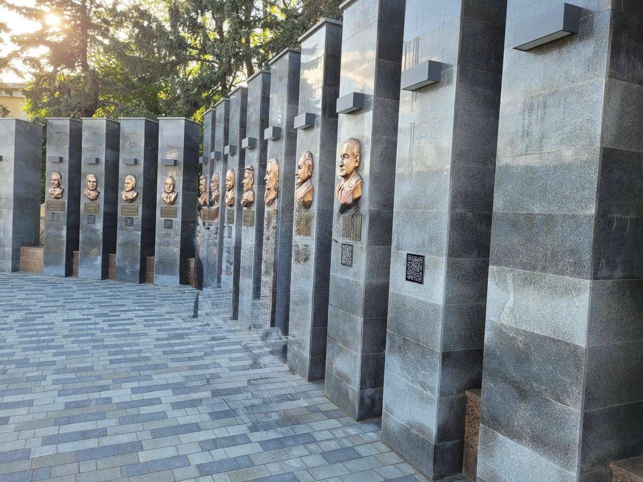 Электронная панель появится у бронзовых портретов почетных граждан в Железноводске Электронная панель появится у бронзовых портретов почетных граждан в Железноводске