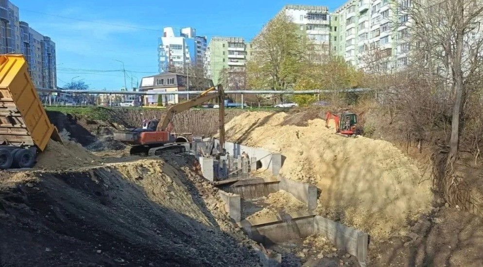 На улице Космонавтов в Ставрополе завершают реконструкцию дождевой канализации