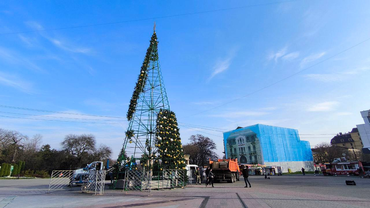 Новогоднюю елку уже устанавливают в одном из городов Ставрополья Новогоднюю елку уже устанавливают в одном из городов Ставрополья