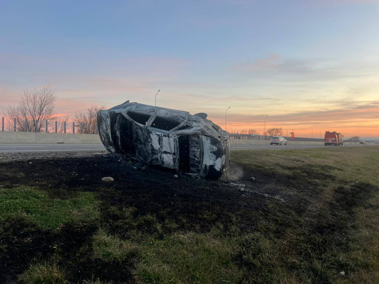 Автомобиль опрокинулся и загорелся на трассе вблизи Ставрополя