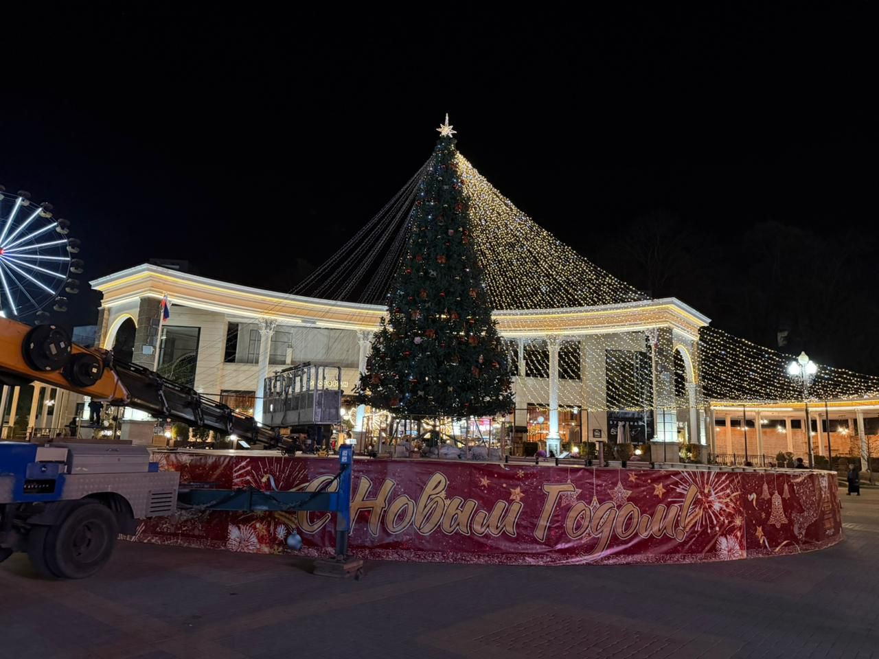 В Кисловодске установили новогоднюю елку В Кисловодске установили новогоднюю елку