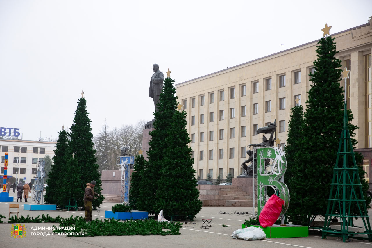 Площадь Ленина в Ставрополе украшают к Новому году Площадь Ленина в Ставрополе украшают к Новому году