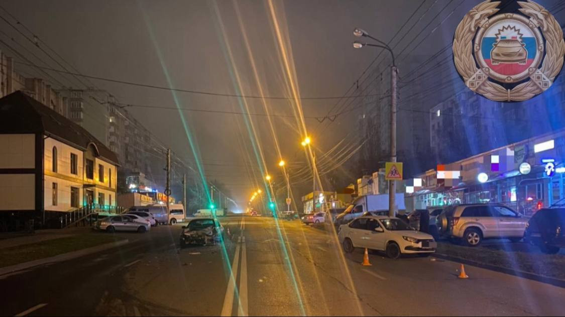 Четыре человека пострадали при столкновении двух машин в Ставрополе Четыре человека пострадали при столкновении двух машин в Ставрополе