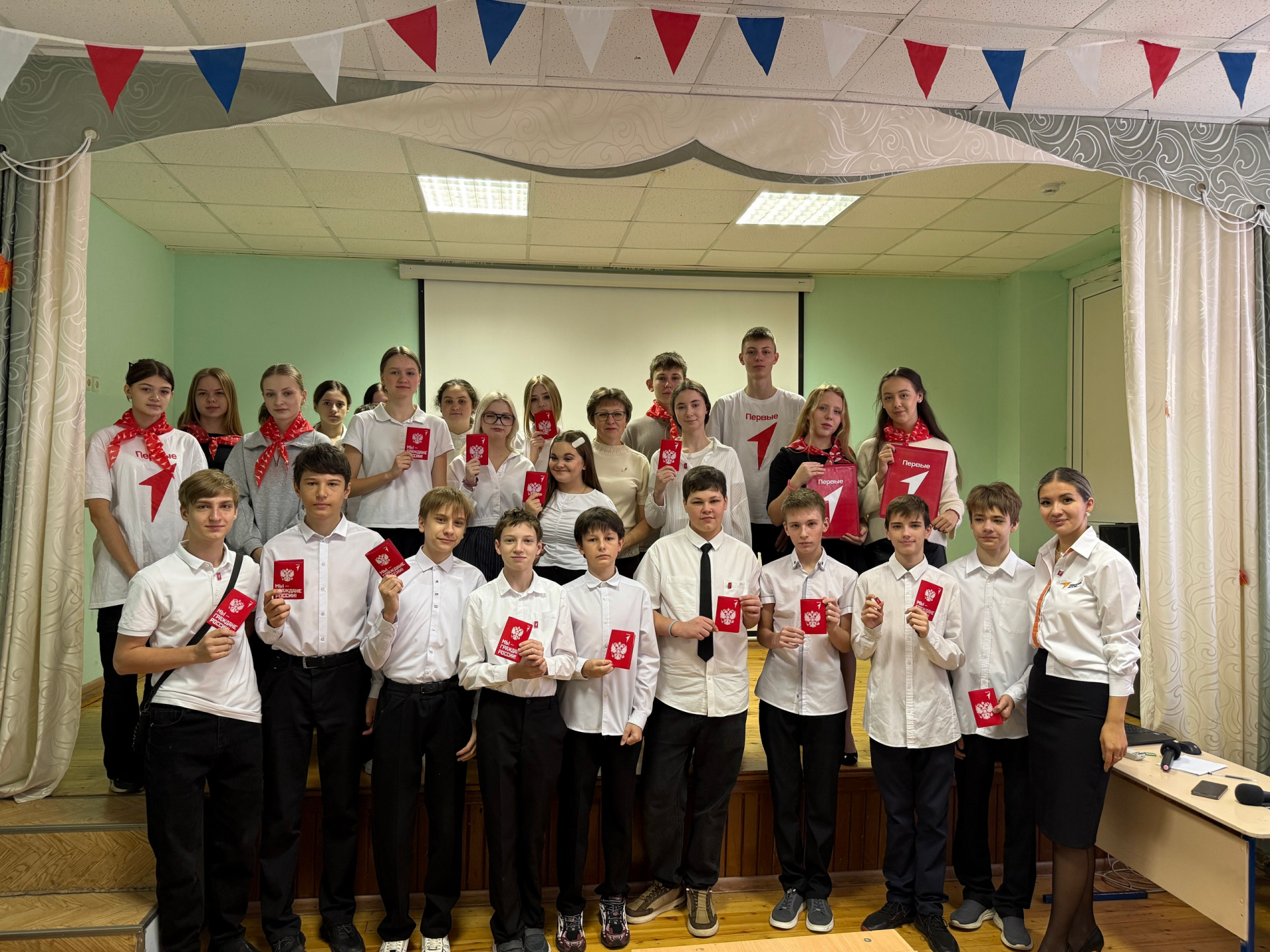 Более 600 школьников Ставрополя получили первые паспорта в рамках программы «Мы – граждане России!» Более 600 школьников Ставрополя получили первые паспорта в рамках программы «Мы – граждане России!»