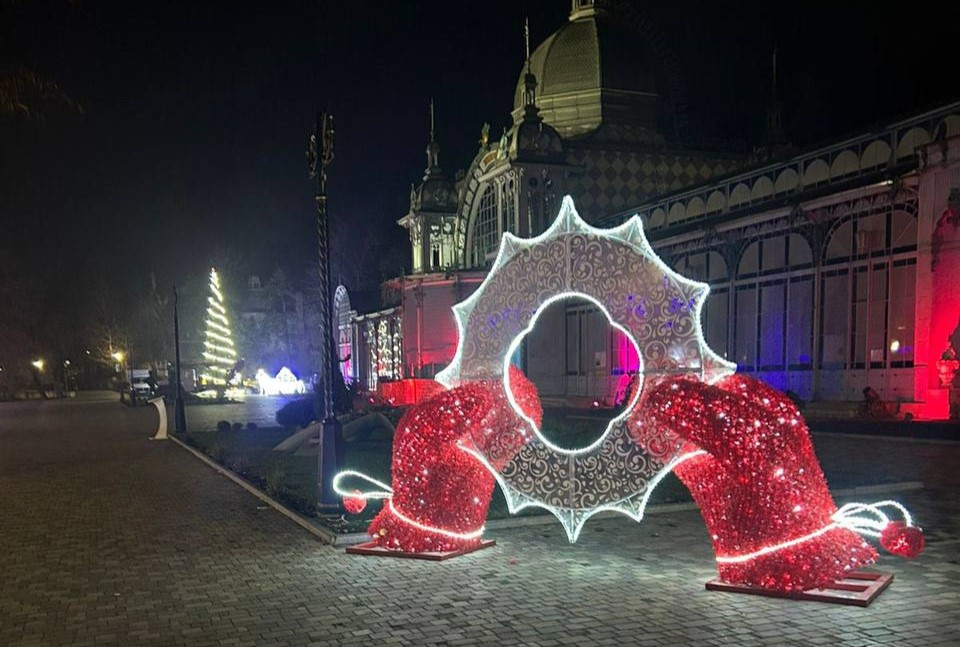 Четыре елки и фотозоны: Железноводск закончили украшать к Новому году Четыре елки и фотозоны: Железноводск закончили украшать к Новому году