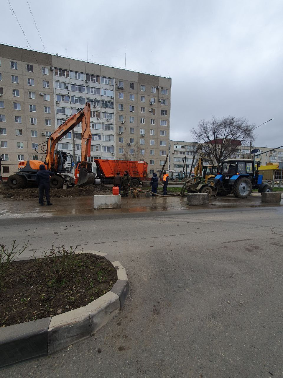 В Невинномысске устраняют последствия прорыва водовода В Невинномысске устраняют последствия прорыва водовода