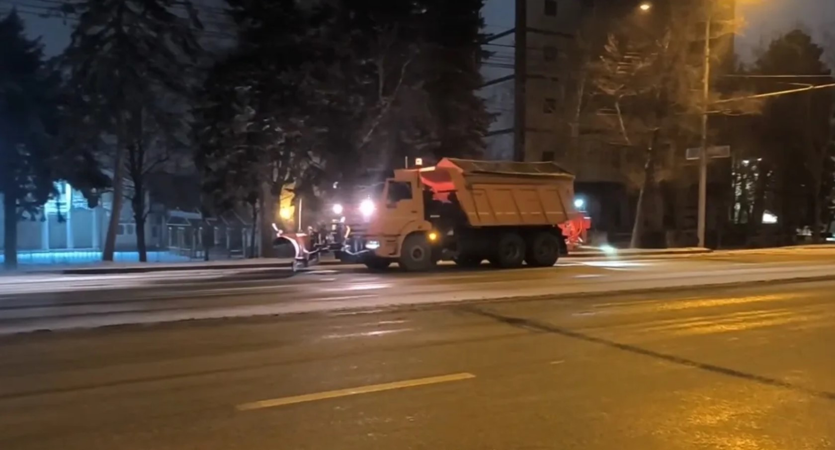 Больше 100 человек очищали Ставрополь ночью после метели