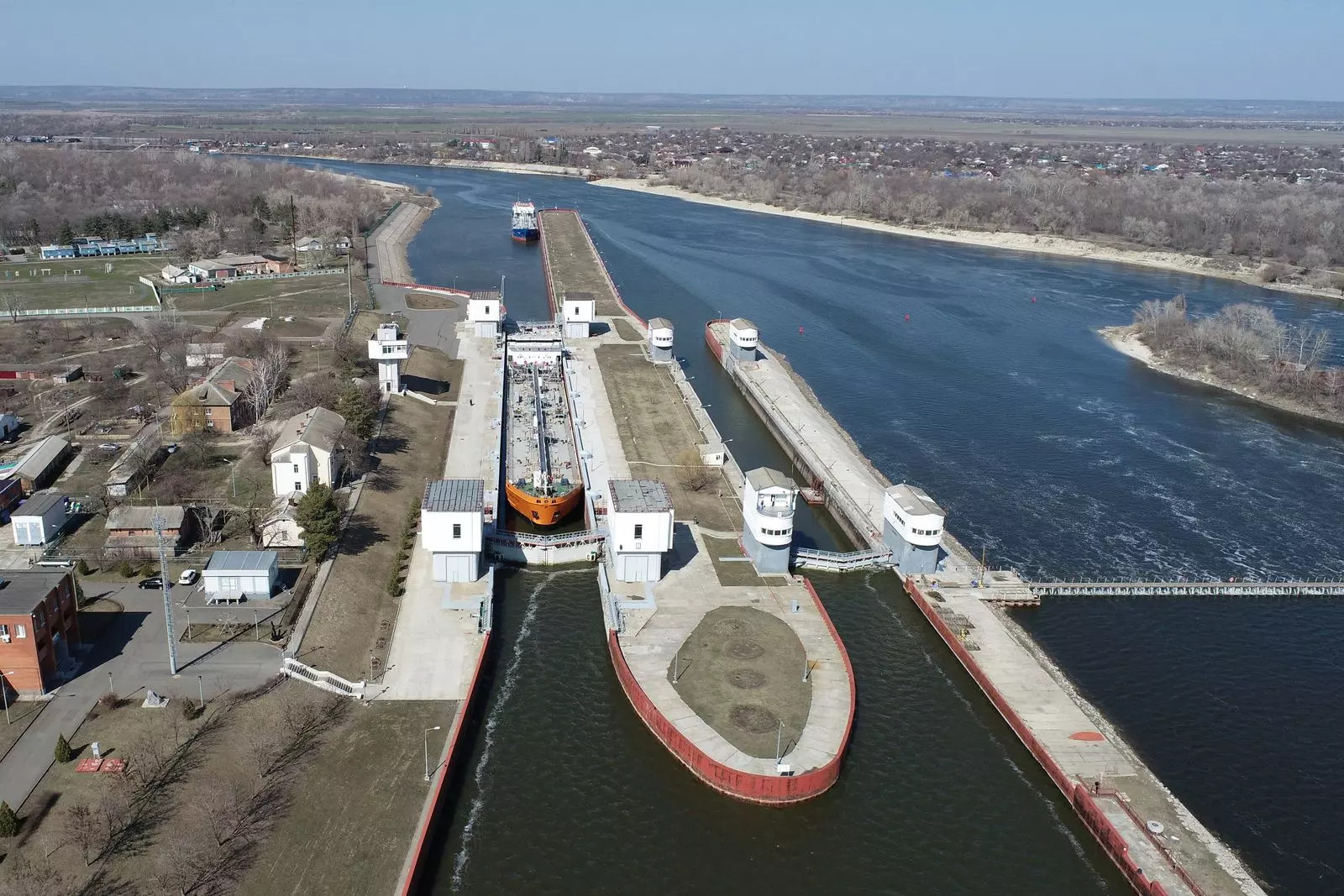 Ростовскую область и ДНР хотят соединить судами и поездами Ростовскую область и ДНР хотят соединить судами и поездами