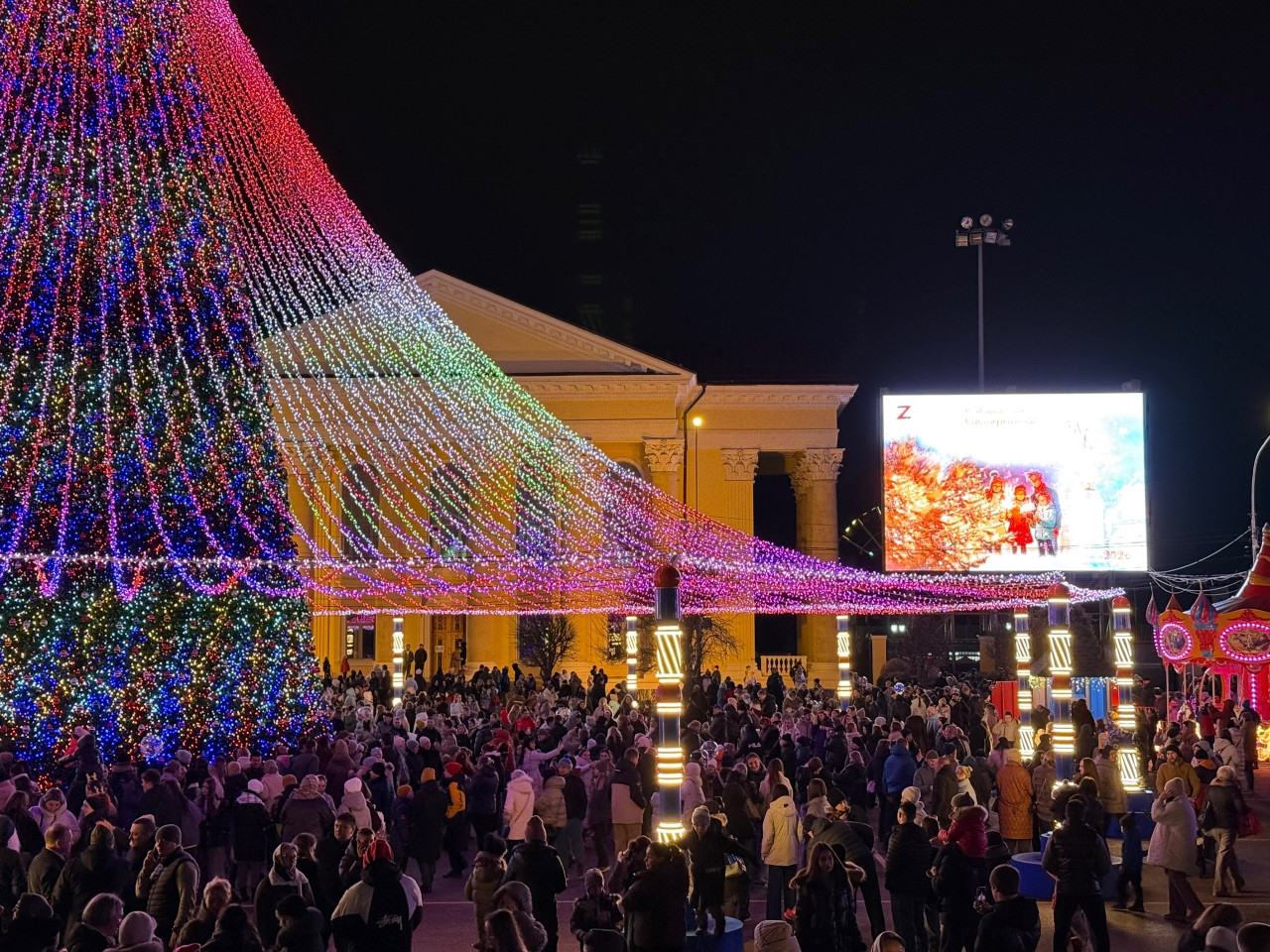 Огни зажглись на новогодней елке в Ставрополе