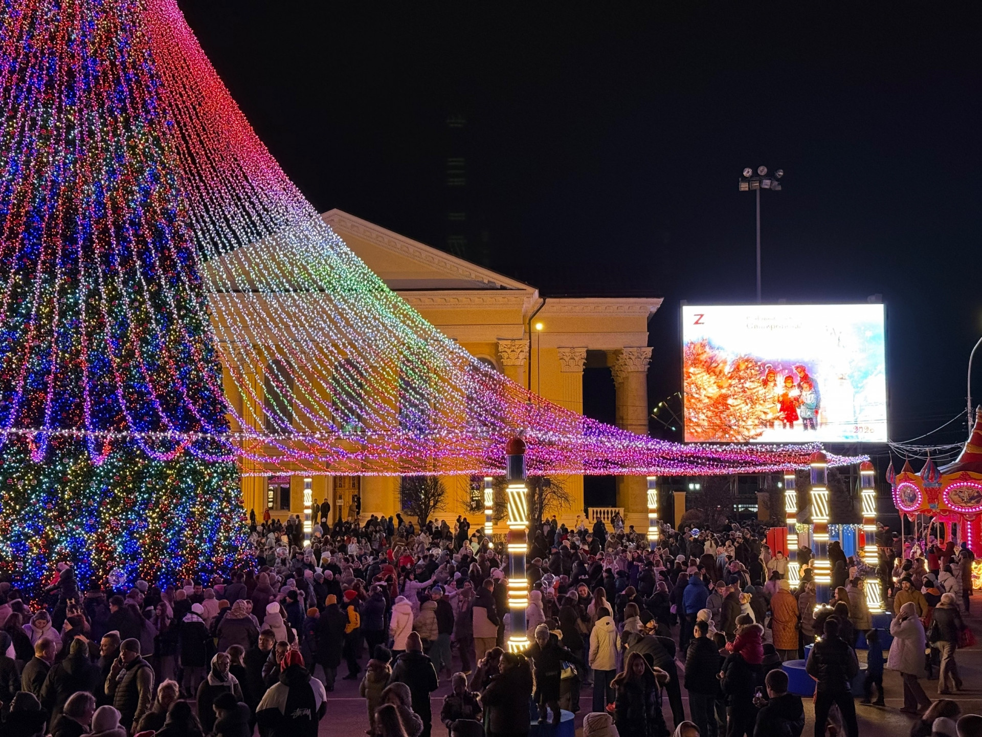 Огни зажглись на новогодней елке в Ставрополе Огни зажглись на новогодней елке в Ставрополе