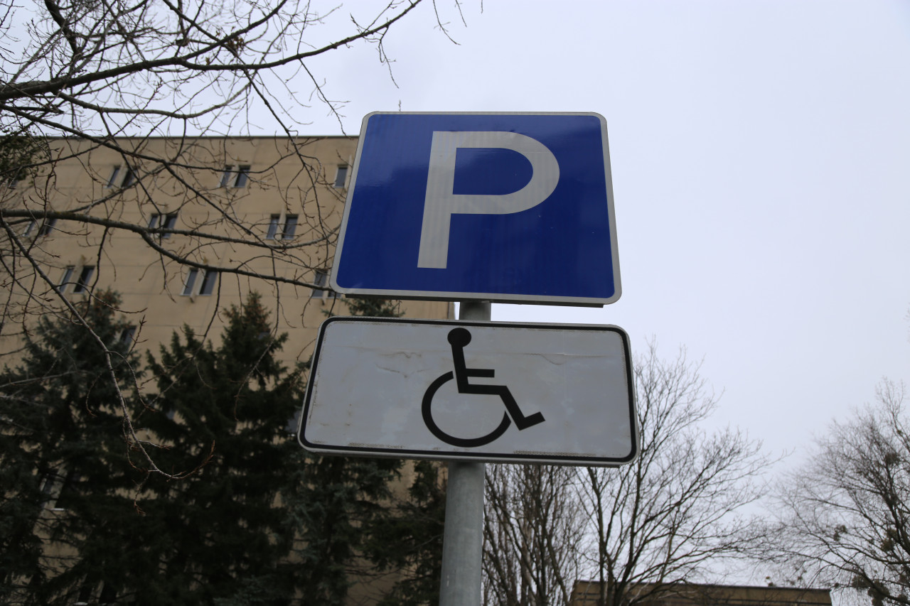 В Ставрополе эвакуировали десятки машин с мест для инвалидов