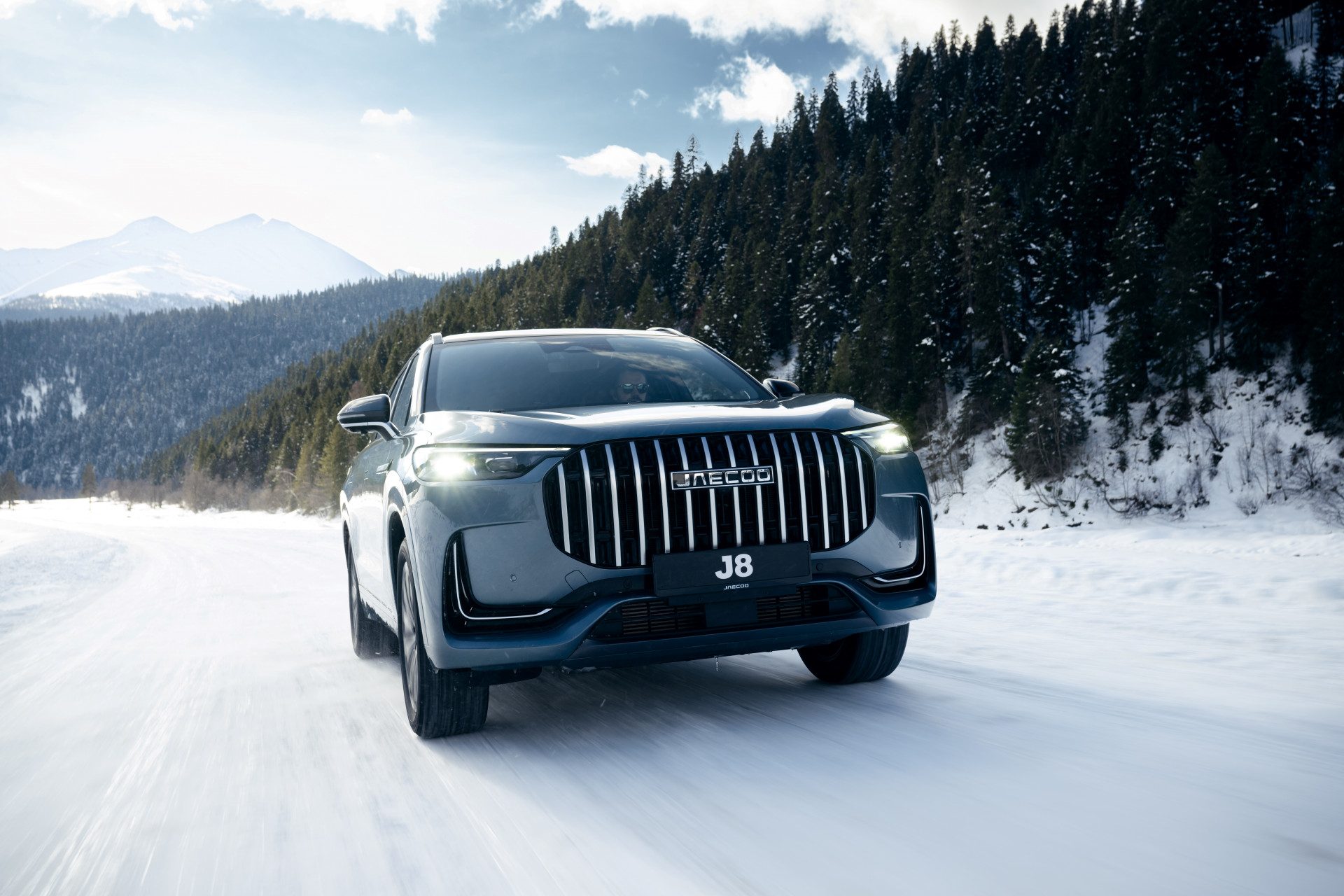 Четыре сезона один кроссовер: JAECOO J8 покоряет дороги при любой погоде