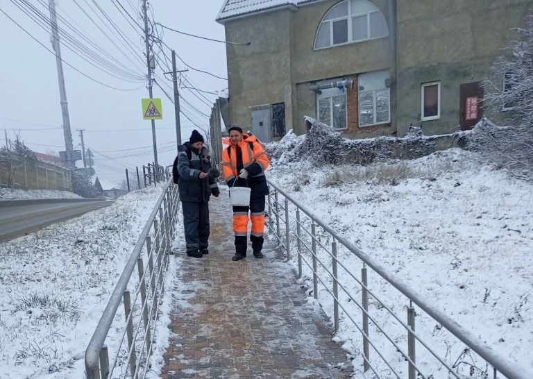 Более 70 человек чистили тротуары Ставрополя от наледи в ночь с 24 на 25 декабря