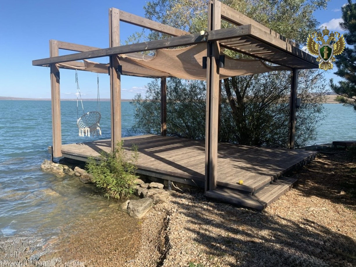 На берегу Сенгилеевского водохранилища построили пирс и зону для шашлыков без разрешений