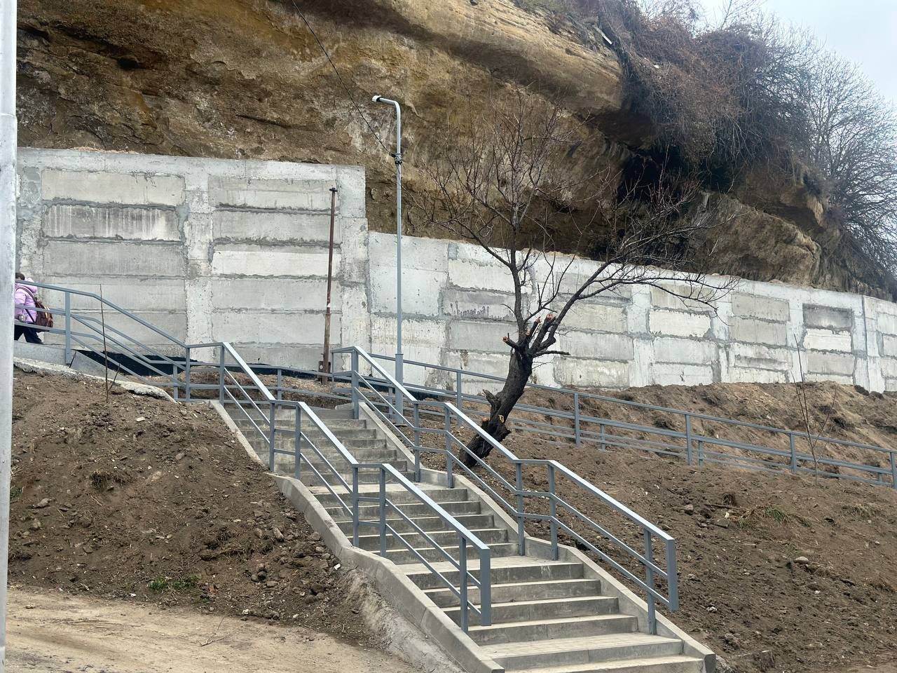 Лестницу к одной из самых больших школ отремонтировали в Кисловодске Лестницу к одной из самых больших школ отремонтировали в Кисловодске