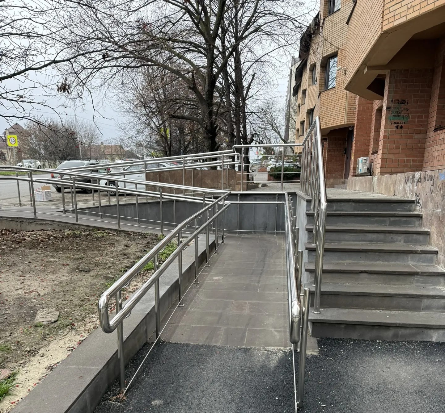 25 участков Ставрополя стали доступнее для маломобильных горожан и мам с колясками в 2025 году