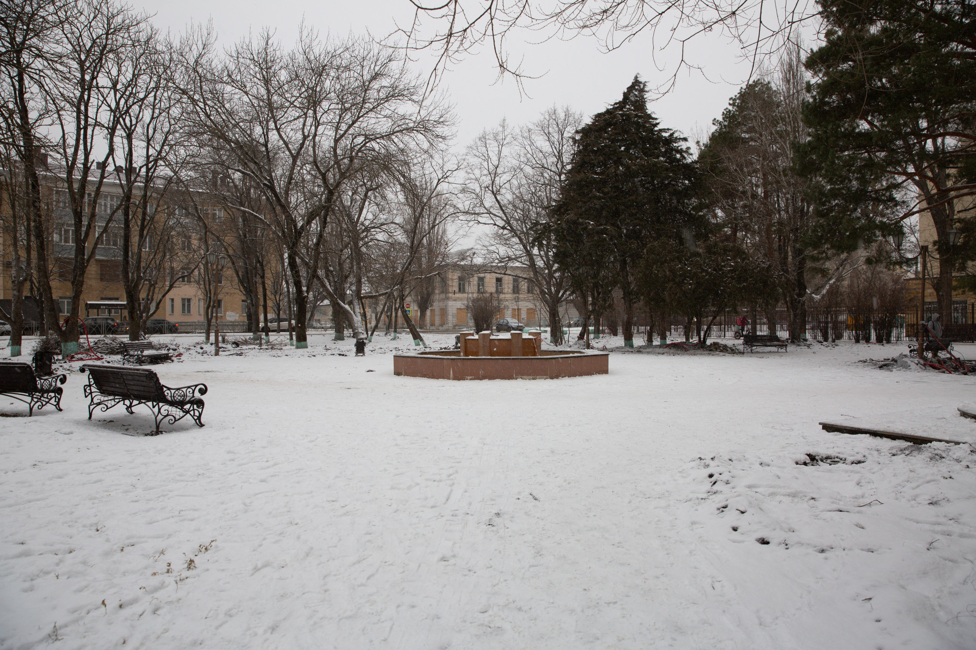 Сквер в районе лицея № 8 продолжают благоустраивать в Ставрополе