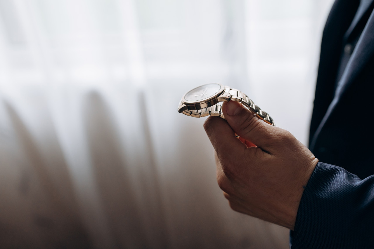 Житель Пятигорска в пункте выдачи подменил часы за 83 тыс. рублей на детские