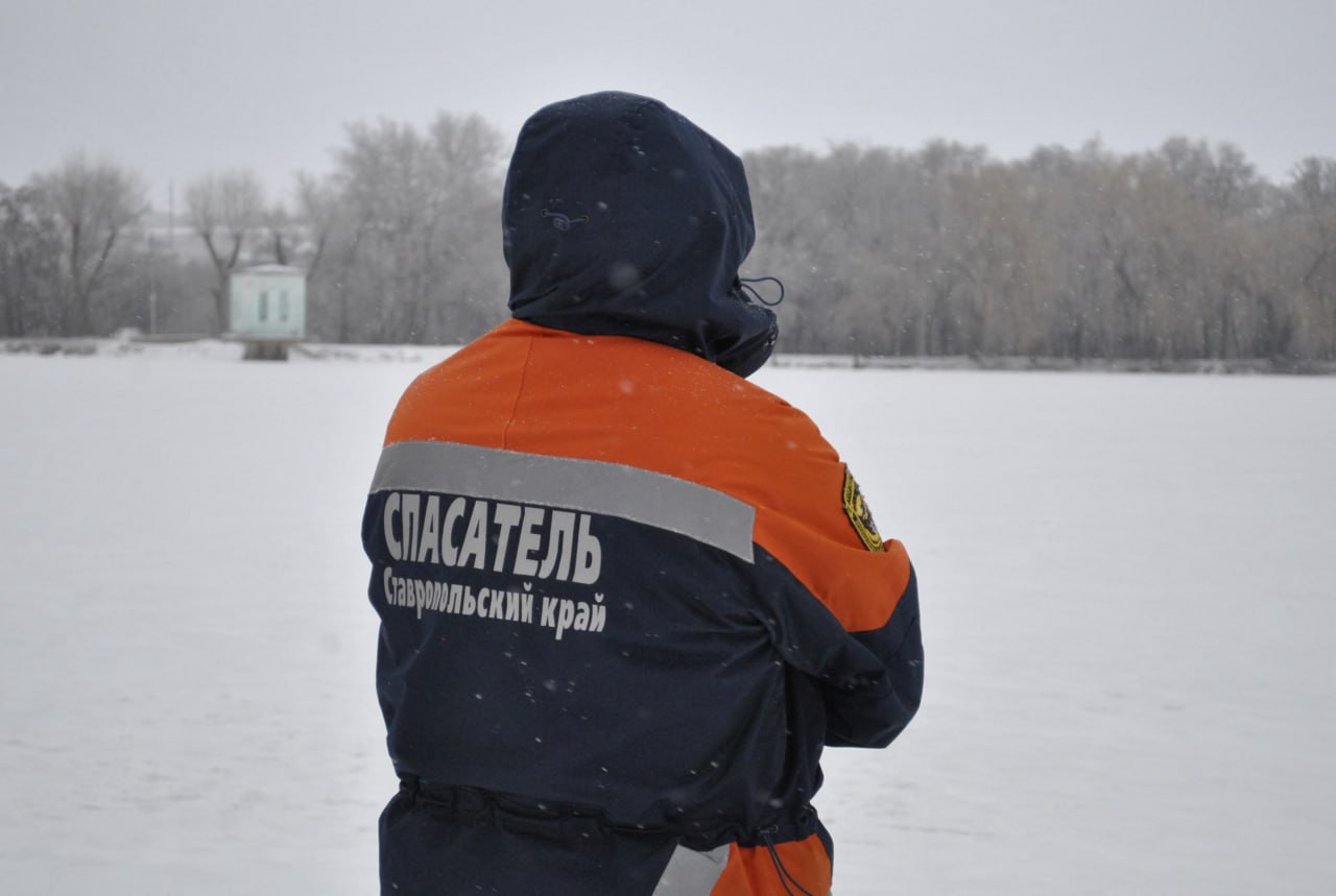 В Ессентуках мужчина провалился под лед, попытавшись сократить путь