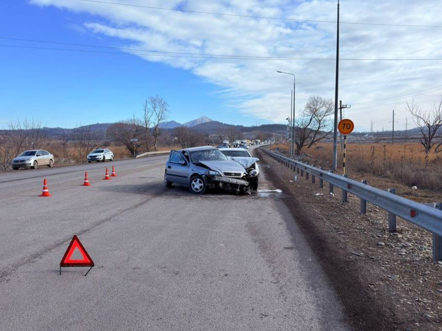 Один человек погиб, двое пострадали в попутной аварии в Предгорье