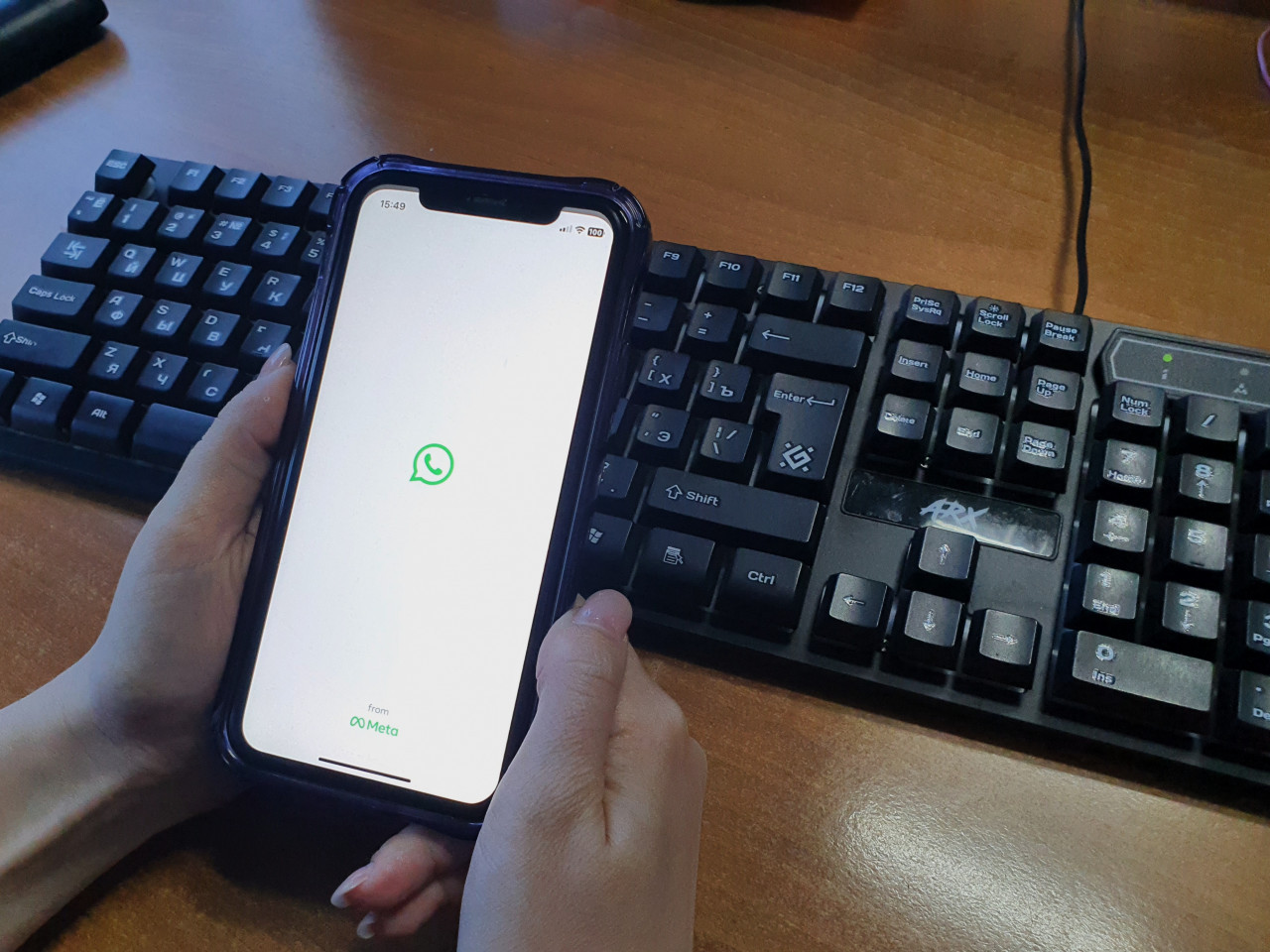 Мошенники начали предлагать россиянам "работающую" версию WhatsApp*