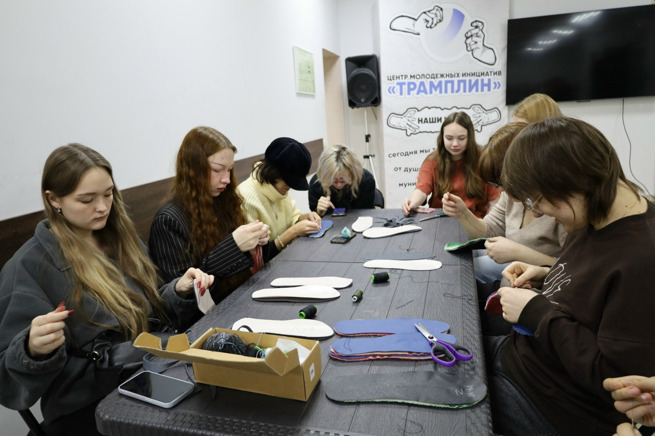 Ставропольцы включились в помощь участникам СВО на патриотических мастерских