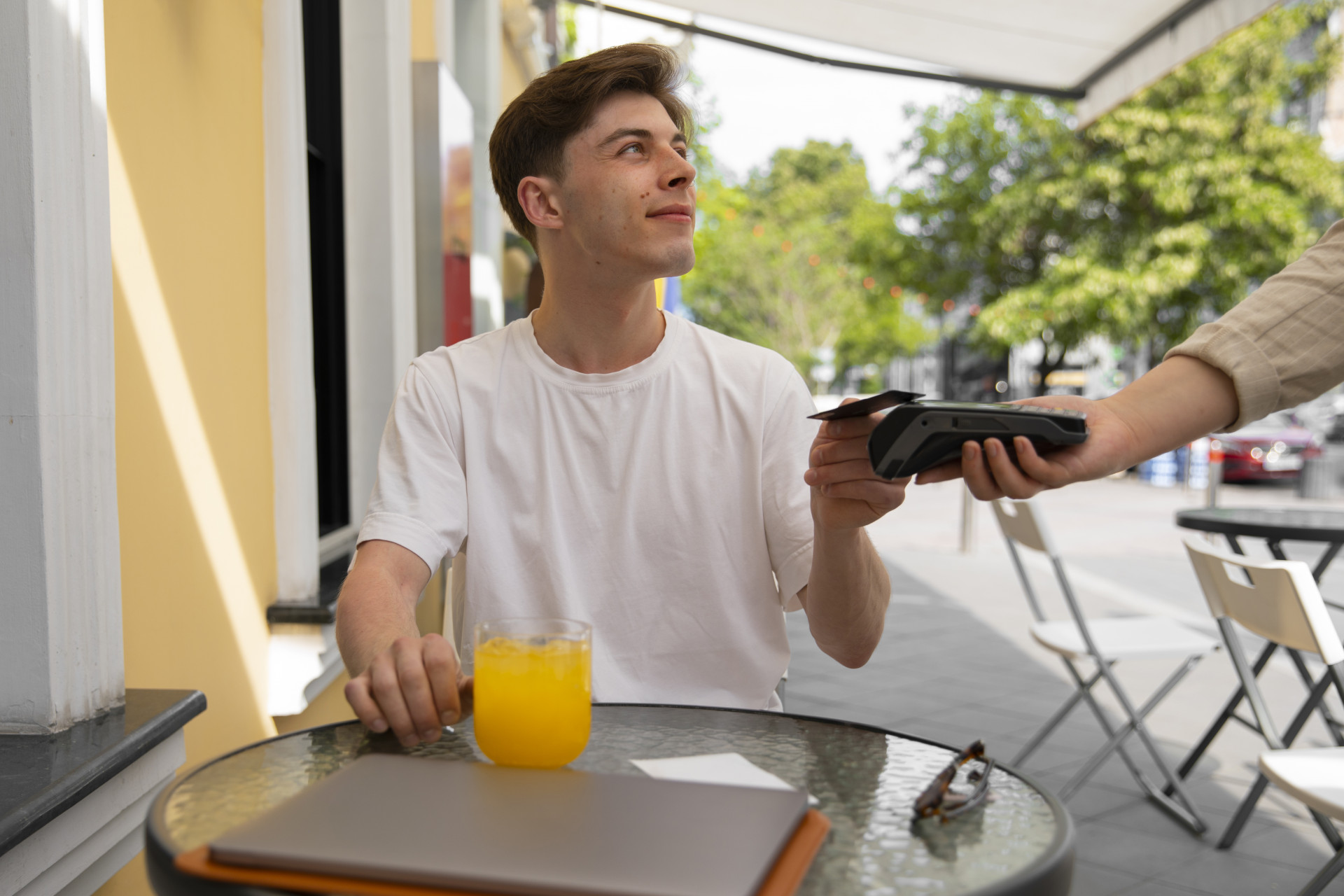 Рестораны и маркетплейсы: на что тратится молодежь?