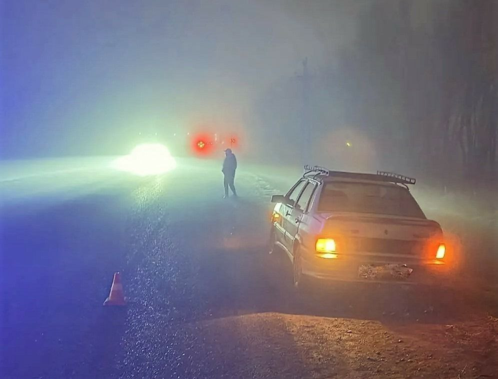 Пьяный пешеход попал под колеса машины туманным вечером на трассе в Кировском округе