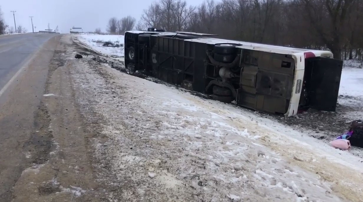 Автобус с пассажирами перевернулся в кювет под Ипатово