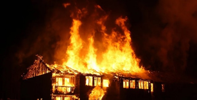 При пожаре на даче в Кисловодске погиб человек