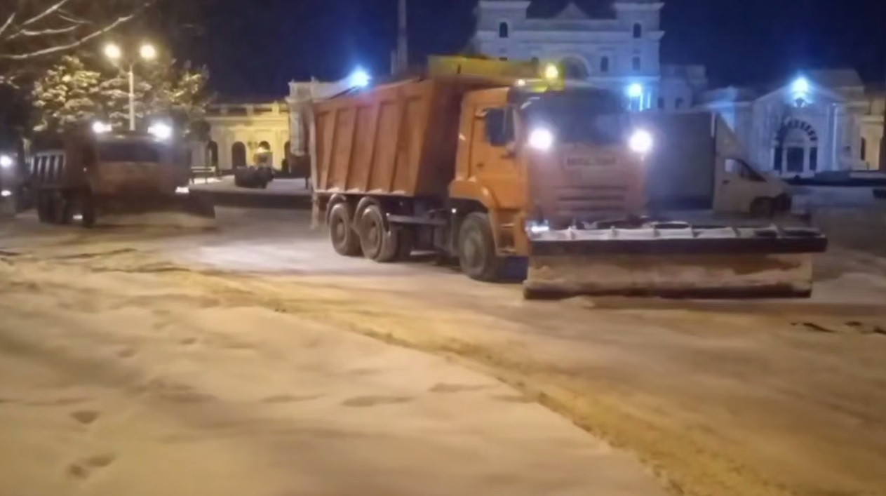 Больше 100 человек расчищали от снега Ставрополь в ночь с 3 на 4 февраля