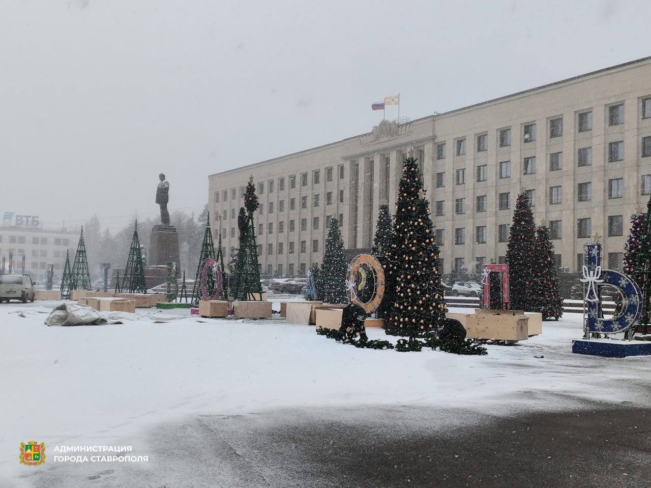 В центре Ставрополя начали демонтаж новогодних украшений